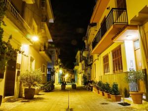 an empty street at night with buildings and plants at Filigran II-Stylish Apartment with Free Parking in Ioannina