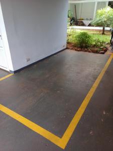 un parking avec des lignes jaunes devant un bâtiment dans l'établissement Mendoza, à Posadas