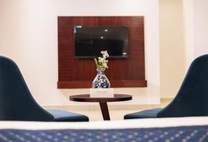 TV a/nebo společenská místnost v ubytování The Eliot Hotel & Banquet