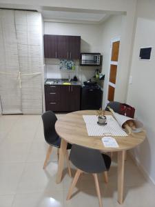 une cuisine avec une table et des chaises en bois et une cuisine avec une cuisine dans l'établissement Mendoza, à Posadas