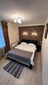 1 dormitorio con 1 cama grande en una habitación en 2 room Apartment on Gagarina 102, en Dnipro