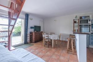 a room with a kitchen and a living room at Manoir de l'Espérance in Corsept