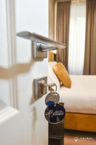um chaveiro num quarto de hotel com uma cama em Alba Rosa Rooms em Roma