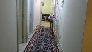 un corridoio con un telefono rosa seduto su un tappeto di Ruby Star Hostel Dubai F2 a Dubai