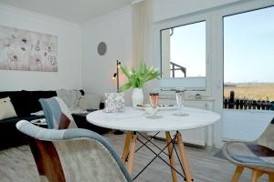 Ein Sitzbereich in der Unterkunft Bungalow "Wiesenblick"