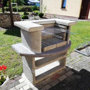 einen Steinofen auf einer Terrasse im Hof in der Unterkunft Bungalow "Wiesenblick" in Trassenheide + 10 Fotos