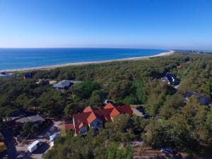 una vista aérea de una casa y de la playa en Darssurlaub App 5, en Dierhagen
