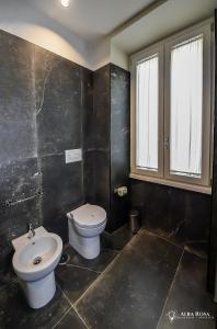bagno con servizi igienici e lavandino di Alba Rosa Rooms a Roma