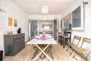a kitchen and dining room with a table and chairs at Paradisíaco Bungalow en Sonnenland in Maspalomas