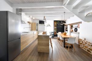 eine Küche mit Tisch und ein Esszimmer in der Unterkunft El Vallín de Lan in Cerezales del Condado