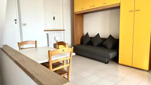 ein Wohnzimmer mit einem Tisch und einem Sofa in der Unterkunft N254 - Numana, cielo-terra con meraviglioso giardino vista mare in Numana