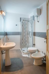 N192 - Numana, nuova villetta con portico في نومانا: حمام مع دش ومرحاض ومغسلة