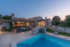 a backyard with a swimming pool and a house at Don Liri in Barat