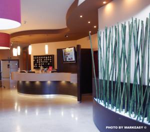 TV a/nebo společenská místnost v ubytování Threeland Hotel