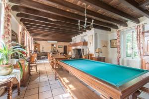a pool table in the middle of a living room at Manoir de l'Espérance in Corsept
