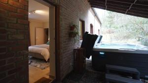 ein Badezimmer mit einer Badewanne in einer Ziegelwand in der Unterkunft B&B SPA CITADELLE in Namur