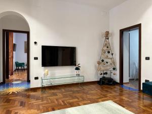 a living room with a television and a christmas tree at Francy's house in Salerno