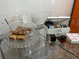 uma mesa de vidro com um prato de comida e uma caixa em Francy's house em Salerno