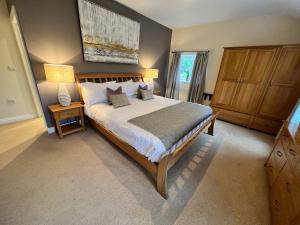 Ein Bett oder Betten in einem Zimmer der Unterkunft Ravenstone Lodge Country House Hotel