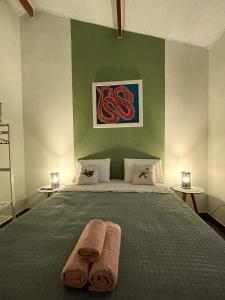 卡彭鎮的住宿－Casas de Aruanda，一间卧室配有一张床,上面有两条毛巾