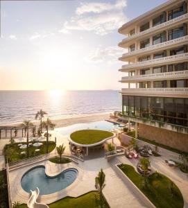 uma vista aérea de um hotel e do oceano em Novotel Sihanoukville Holiday Resort em Sihanoukville