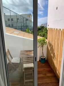 d'un balcon avec une chaise et un banc. dans l'établissement My Residence Alvor, à Alvor