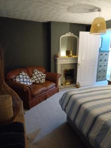 sypialnia z łóżkiem, kanapą i lustrem w obiekcie Black Pearl Apartment New Brighton w mieście Wallasey