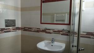 uma casa de banho com um lavatório e um espelho em HOTEL HALF MOON RESTAURANT em Rimini