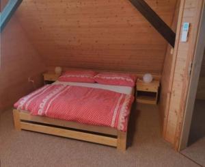 Postelja oz. postelje v sobi nastanitve Apartmánová chata Sečanda s bazénem, u Sečské přehrady
