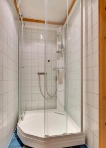 um chuveiro com uma porta de vidro na casa de banho em Midt i sentrum! Ski in/out em Beitostøl