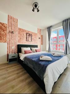 um quarto com uma cama grande e uma janela grande em MONCLER Family em Brasov