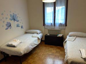 a room with two beds and a window at Appartamento con vista in Brescia