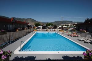 a swimming pool on the roof of a hotel at Apple Tree Inn in Penticton