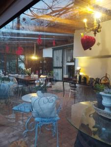 LenolaにあるPetalo Rosso b&bの壁にリンゴを貼ったテーブルと椅子のあるレストラン