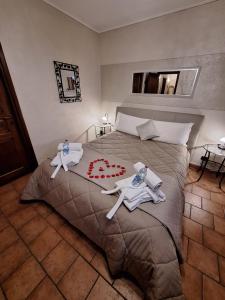 1 dormitorio con 1 cama grande y toallas. en GIRASOLE Wellness e Relax, en Fossano