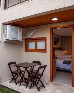1 dormitorio y patio con mesa y sillas. en Vila Diamantina, en Mucugê