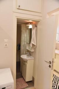 Bilik mandi di Tiny Treasure Apartment
