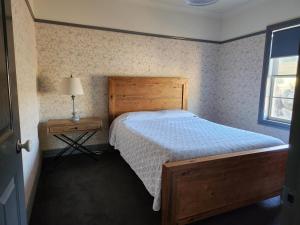 Tempat tidur dalam kamar di Wagga Wagga Country Cottages