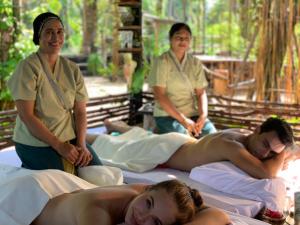 - un groupe de personnes debout sur des lits de massage dans l'établissement Amarit Onsen Homestay, 