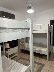 a couple of bunk beds in a room at Casa na Praia Riviera de São Lourenço 4 Suítes para até 12 pessoas 4min a pé da Praia e 11 min a pé do Shopping in Riviera de São Lourenço