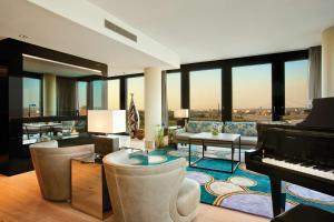 uma sala de estar com um piano e uma sala de estar com vista em Hyatt Regency Dusseldorf em Dusseldorf