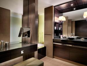 a bathroom with a sink and a mirror at Hyatt Regency Dusseldorf in Düsseldorf