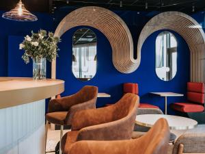 Uma área de estar em Novotel Angers Centre Gare mais 37 fotos