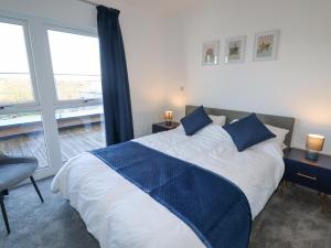 1 dormitorio con cama y ventana grande en 22 River View en Preston