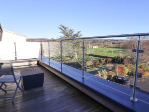 balcón con vistas al jardín en 22 River View en Preston