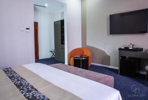 En eller flere senger på et rom på Gloria Inn Hotel - Ndola