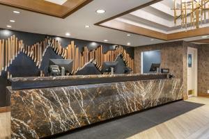 a lobby with a marble counter with a bar at Hilton Vacation Club Tahoe Seasons Lake Tahoe in South Lake Tahoe