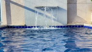 尼泰羅伊的住宿－Mansão & Loft Exclusivo Vista Mar，游泳池中的喷泉