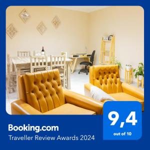 una habitación con 2 sofás amarillos y un comedor en La Casita de Paso de los Andes, Mendoza, en Mendoza