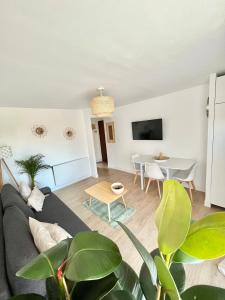 een woonkamer met een bank en een tafel bij Appartement Cosy - Cap d'Agde proche plage et port - Parking in Cap d'Agde
